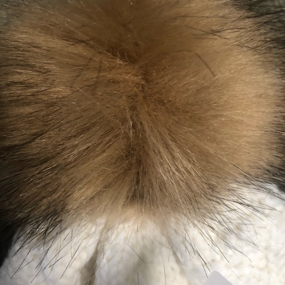 Urban Outfitters Cable Knit Fur Pompom Beanie Ivory Hat Chunky ONE SIZE NEW - Picture 3 of 6